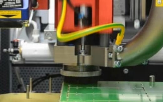 走刀式与精密铣刀式分板机大比拼哪款能提高你的生产效率？