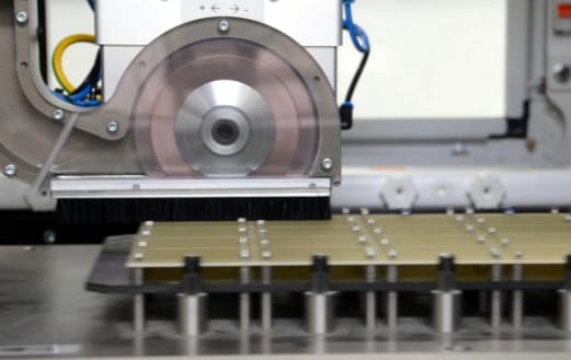 分板机在不同封装材料中的应用和优化策略