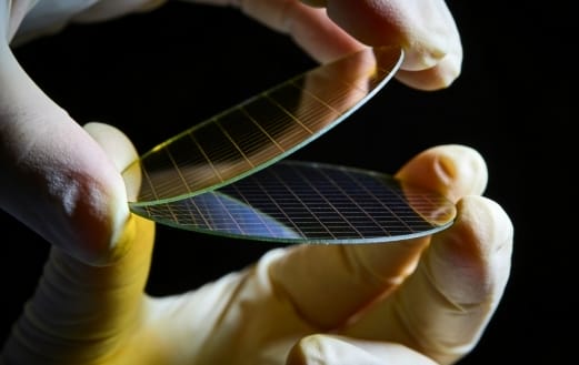 超薄晶圆与芯片分选挑战：如何解决翘曲、碎裂和静电吸附问题？